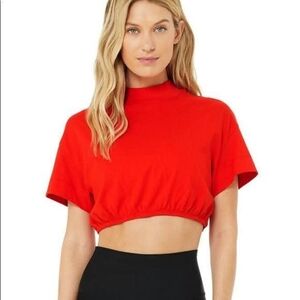 Alo Yoga NWT Kick It Crop Tee in Cherry red sz SMALL